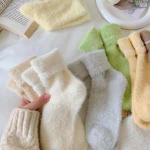 Women Socken Nerz Velvet Winterschlauhocher warm warm warm purer Farbbettboden Haus flauschiger Plüsch Mittelröhrchen