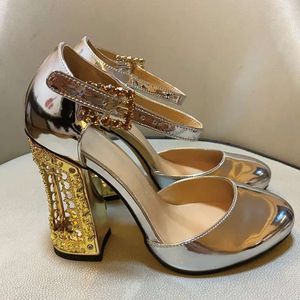 Ladies Patente 2024 Sapatos de vestido de couro Hollow Out Metal Chuncky 10 cm de altura Salto da primavera outono Mary Jane Sandals com fivela diamante redondo dedo do pé D09