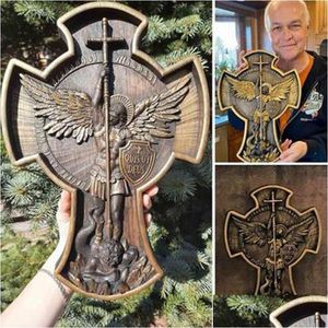 Dekorativa föremål Figurer Archangel St Michael Katolsk staty Redeemer Angel Cross Harts Handicrafts Home Bedroom Wall Hanging Dh76q