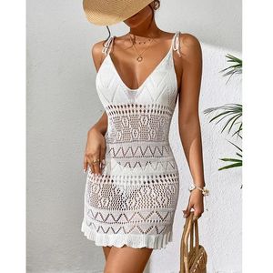 Sexiga kvinnors virkade strandklänning Seethrough Beachwear Pareo Swimsuit Woman Bathing Suit White Cover Up Women Holiday 240510