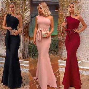 Runway Dresses Elegant Women Slim Mante Bridesmaid Dress Classical One Shoulder Away Dress Sexig Long BodyCom Belt Belt Robes Bjud in Mariage T240518