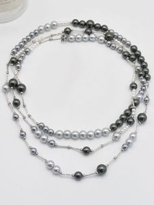 Kändismatchande svarta, gråa och pärla lapptäckhalsband för kvinnor med fashionabla temperament, multipla bärmetoder, tröja kedja, nisch och avancerad