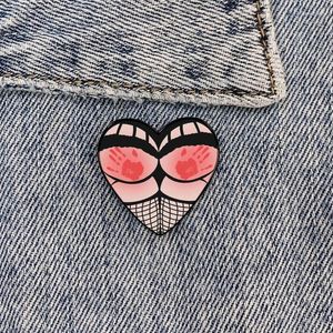 Brooches Sexy Fat Ass Heart-shaped Pin Funny Vintage Shirt Lapel Teacher Bag Cute Badge Cartoon Pins For Women