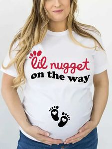 Mutterschaft Tops Tees Lil Nugget auf der Art und Weise, wie Mutterschaftsbaumwäsche-T-Shirt mit eng anliegender kurzärärmischer Reißverschluss H240518