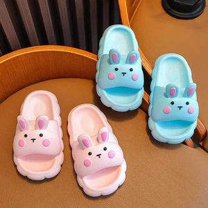 Pantofole pantofole estate ragazze cartone animato conigli anti -slip soft clei e sandali per bambini per bambini Y240518