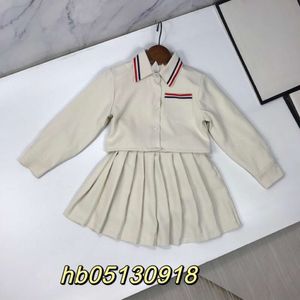 Frauen T-Shirt Frühling Herbst Polo Hals kurzer Mantel Kurzrock zweiteiliger Set schöner, modischer, eleganter, großzügiger akademischer Stil