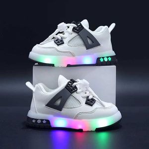 Sneakers luminosi per ragazzi sporgenti per outdoor atletici Sneakers in pelle emutri di emittente chiari per bambini Sneakers in pelle luminosa SCARPE LIGHT LIGHT Y240518