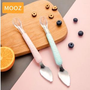 ヘアアクセサリーMoozBaby Feeding Spoonダブルヘッドシリコンスクレイピングフルーツのフルーツフィーダーのための補完的な吸う