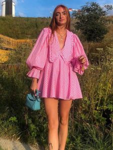 カジュアルドレス夏のヴィンテージミニドレス2024女性ピンクの格子縞の蝶の襟長い袖エレガントなファッションデザインセンスa-ライン