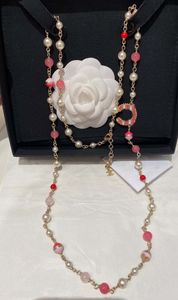 2024 Luxury Quality Charm Long Chain Pendant Halsband med rosa färg och vita skalpärlor har Stamp Box PS3675B