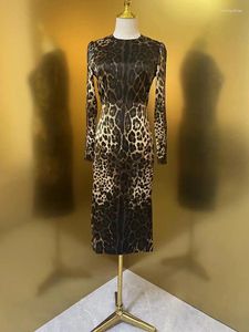 Abiti casual Silk Leopard Abito da stampa autunnale Donne Autunno Ongo lungo Street High Street Midi Vestidos Lady Elegant Sliming