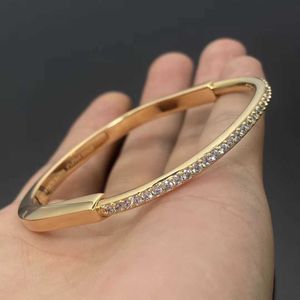 Мода TFF High Version Bracelet High Version V Gold New Diamond Inlaid Lock Series U-образное головка замка постепенное бриллиантовое браслет 2GBG