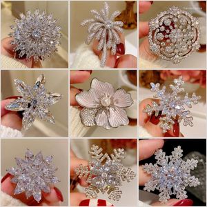 Brosches Super Sparkle Cubic Zirconia Christmas Snowflake fyrverkerier för kvinnor Elegant blommakorsidräkt