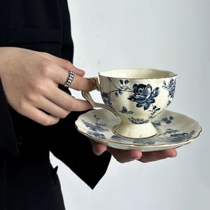 240 ml de copo de café e placas Conjunto de porcelana azul criativa de porcelana branca de porcelana britânica Tea de chá francesa nórdica 240518