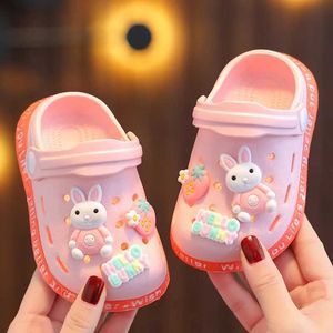 Slipper Cartoon Home Slippers Kids Boys Girls Fashion Sandals Summer Shoes Baby Sandals Icke-halk Soft Soled Quick Torking Shoes Y240518