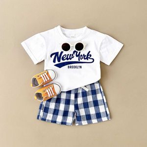 Set di abbigliamento set di abbigliamento per bambini neonati 2 pezzi di lettera a maniche corta stampato+pantaloncini a scacchi ragazze abbigliamento per bambini 0-3y j240518