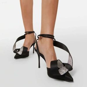 Sexiga kvinnor Fashion Sandals Satin Sunmmer Pumpar Stängt tå spänne ankelrem Crystal High Heel Shoes 336 D E592