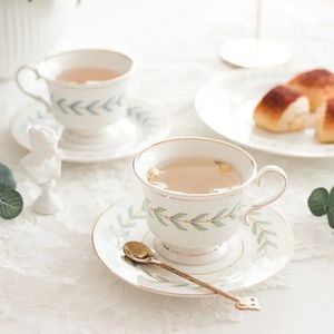 Винтажная керамическая кофейная чашка в европейском стиле чайные чашки и блюдца набор золота дизайн краев кружки водяной водяной кружки 240518
