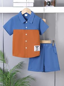 Kleidungssets Baby Boy Kleidung 2pcs Casual Letter Patch detaillierte Farbschlosshemd und Shorts Set Baby süße Frühlings-/Sommerkleidung J240518