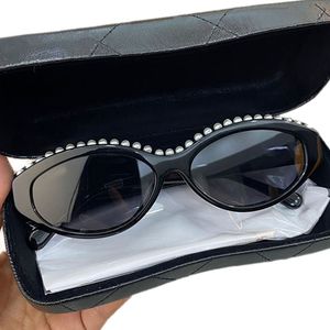 Nya Eleglant Pearl Cateye Solglasögon för kvinnor Gradient UV400 Importerad Oval Plank Small Rim Top Artificial Pearl Dekorera för Goggles Fullset Desig Case