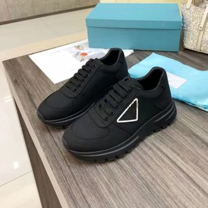 Designer sko män kvinnor casual triangel logotyp svarta läderskor ökar plattformen sneakers cloudbust classic patent matt loafers tränare 5.17 02