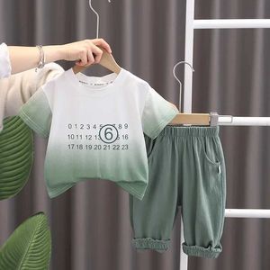 Kläder sätter Baby Boys 2-Piece 2024 Summer Digital Printing O-Neck Drawn Short Sleeve T-Shirt och Baby Boys Clothing Set J240518