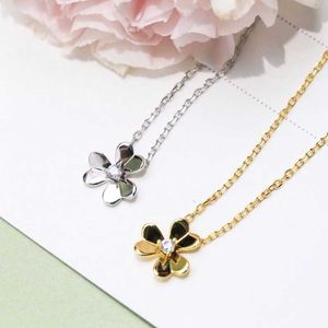ペンダントネックレスクラシック925 Sterllsilver Clover Pearl Necklace Womens Sweet Simple Fashion Brand Exquisite Jewelry Anniversary Gift J240516