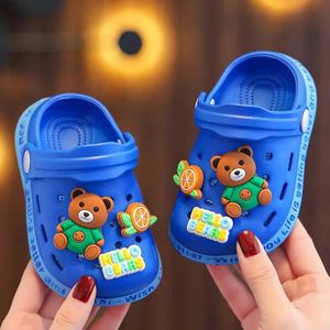 Slipper Summer Children Garden Clogs Slipisti Slipisti interni non slip e soft bottom comfort grazioso buco per bambini pannelli da casa y240518