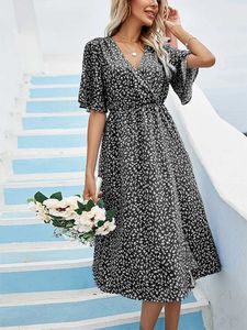 Grundläggande avslappnade klänningar Kvinnor Floral Chiffon Korts-Slved Temperament Dress 2024 Summer Ny midja Slimning Fashion All Matching Temperament V-Neck A Y240515