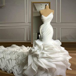 Elfenben Cascading Ruffles Bröllopsklänningar 2021 Prinsessan sjöjungfru älskling Nacke Ruched Court Train Brdal klänningar Abiti da sposa 217r