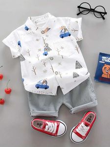 Kläder sätter baby och småbarn sommar full tryckbjörn körläge korta ärm shorts set lämpligt för utomhus stand up collar skjorta mode 2 j240518