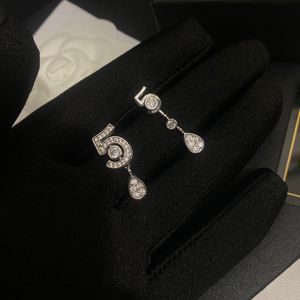 Varumärkesdesigner Nya fashionabla örhängen Boutique 925 Silverpläterad digital högkvalitativ diamant Small Pendant Earrings Charm Girl Versatile Earrings Box