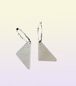 Lyxvarumärke Fashion Crystal Triangle Drop Earrings Silver Color Huggie 2022 Trend New Designer Jewelry Women Accessories Ear Cuff5612271