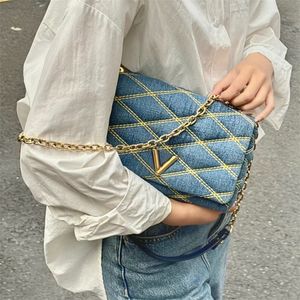 Yaz denim bükülme çanta kadın lüks tasarımcı çapraz çantalar mavi kot pantolon dikiş iplik omuz çantası zinciri bükülme kilit çanta