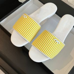 Sandálias de grife de tecido voador de proteção ambiental Cordeiro forrado com sola de couro nos pés suaves e confortáveis super versáteis