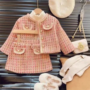 Koreansk kostym för flickor Autumn och vinter rutig liten doftande vindflickan Set Fashion Coatshort kjol Stickning Två bit 240518