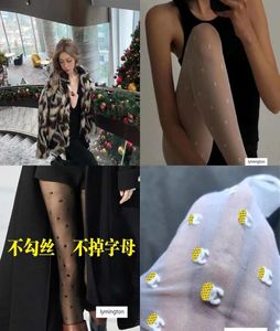 Zhou Xun039S 2020 Nuova lettera di branco di affioramento Liu Wen Small White Black Silk Stockings Fashion JK3342192