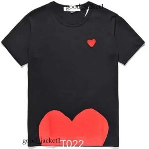 Рубашка CDGS 2024 Модная мужская футболка для футболки Garcons Дизайнерские рубашки Red Commes Heart Womens des Badge Графическое сердце