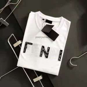 Men Tirt Designer T Shirts Mens Womens Fashion Letters Solid Color Letters منقسم للأكمام قصيرة الأكمام غير الرسمية
