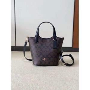 Coache Classic Print elegant, lätt, mångsidig, enkel, avslappnad, stor kapacitetsklassiker, coachwallets fashionabla, slitstarka handväska Coachshoulder Bag 749