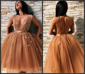 2019 Nya sexiga hemkommande klänningar med Sashes Deep V Neck Tulle Cocktail Party Gown Kne Längd Applices Backless Tiered kjolar PR6578528