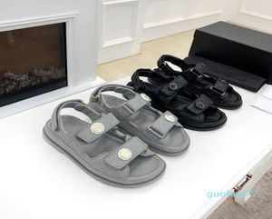 2022 Designer Sandaler för kvinnliga damer ihåliga mönsterlägenheter Platta klackar tofflor Trend Luxe Slides Gummi Summer Flip Flops4472861