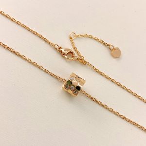 Modehalsband lyxig honungskaka halsbandsdesigner för kvinna 18k guldpläterad halsband med diamanthänge bröllopsfest smycken gåva