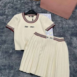 Miumiuss tshirt muimiu muimiu topp kvinnors designerkläder miumiuss tshirt render 24 tidig randfärg blockerad kortärmad topp halva kjol två stycke set minimalis