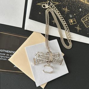 Designer de ponta Crystal Pearl Bowknot Pingente colares cadeia Gold Brass Brass Brand Letter Letter Neckace Ladies Festas de aniversário Presentes de joias requintadas