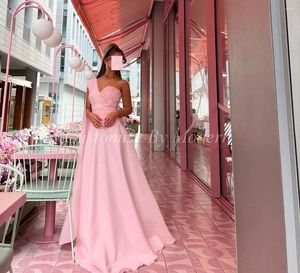 Party Dresses Pink Chiffon Long Prom One Shoulder veckad golvlängd Saudiarabien Kvinnakvällsklänning