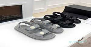 2022 Designer Sandaler för kvinnliga damer ihåliga mönsterlägenheter Flat klackar tofflor Trend Luxe Slides Rubber Summer Flip Flops6628879