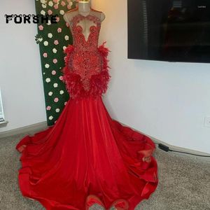 Festklänningar elegant röd prom sjöjungfru 2024 Crystal ren nacke rhinestone fjädrar klänningar vestidos de gala