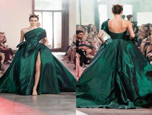 Elie Saab Dark Green One Shoulder En linje Kvällsklänningar Backless Sweep Train Front Split Red Carpet Dress Ruffle Formal Party Gow1698455