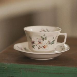 Arte vintage Bone China Requintada Conjunto de Coffeimentos de Luxuros Copo Europeu de Chá de estilo e pires Arábico conjunto 240518